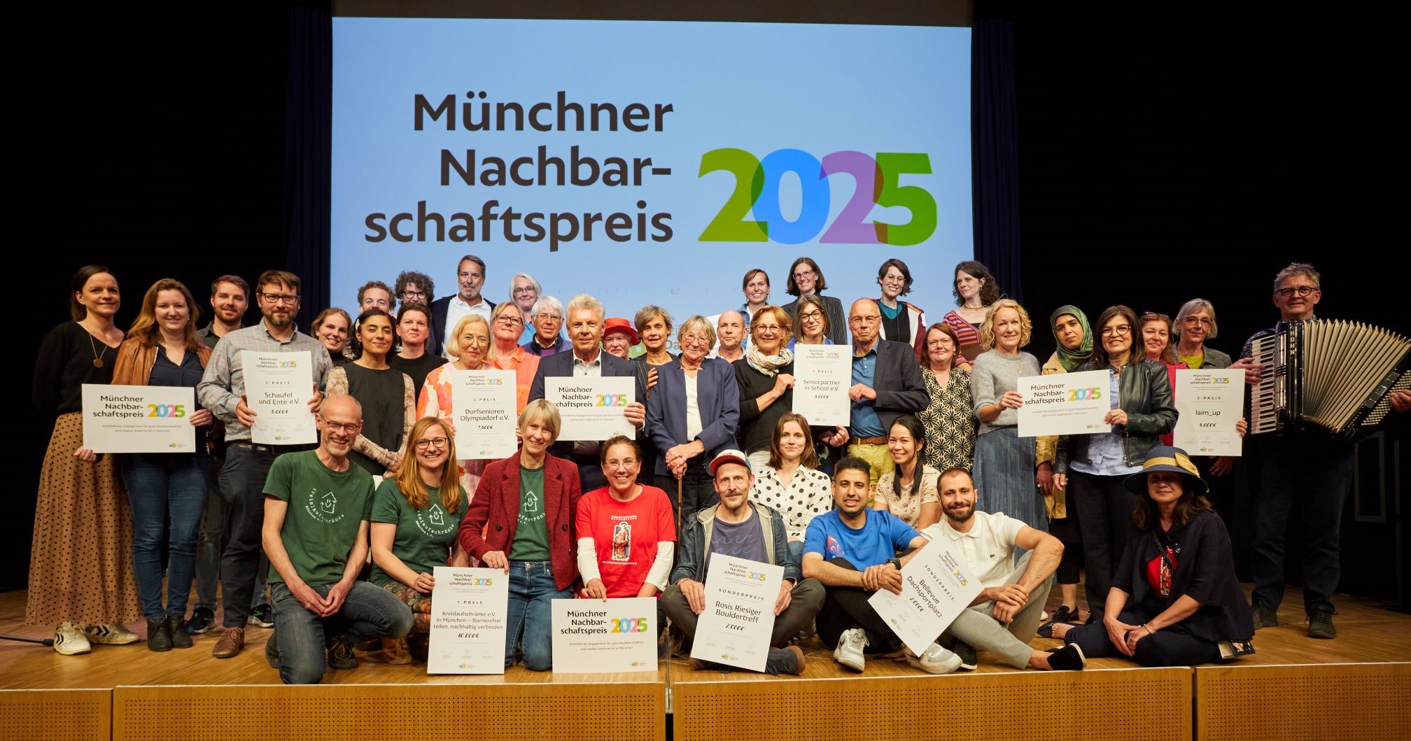 Gruppe der Preistraeger auf Buehne